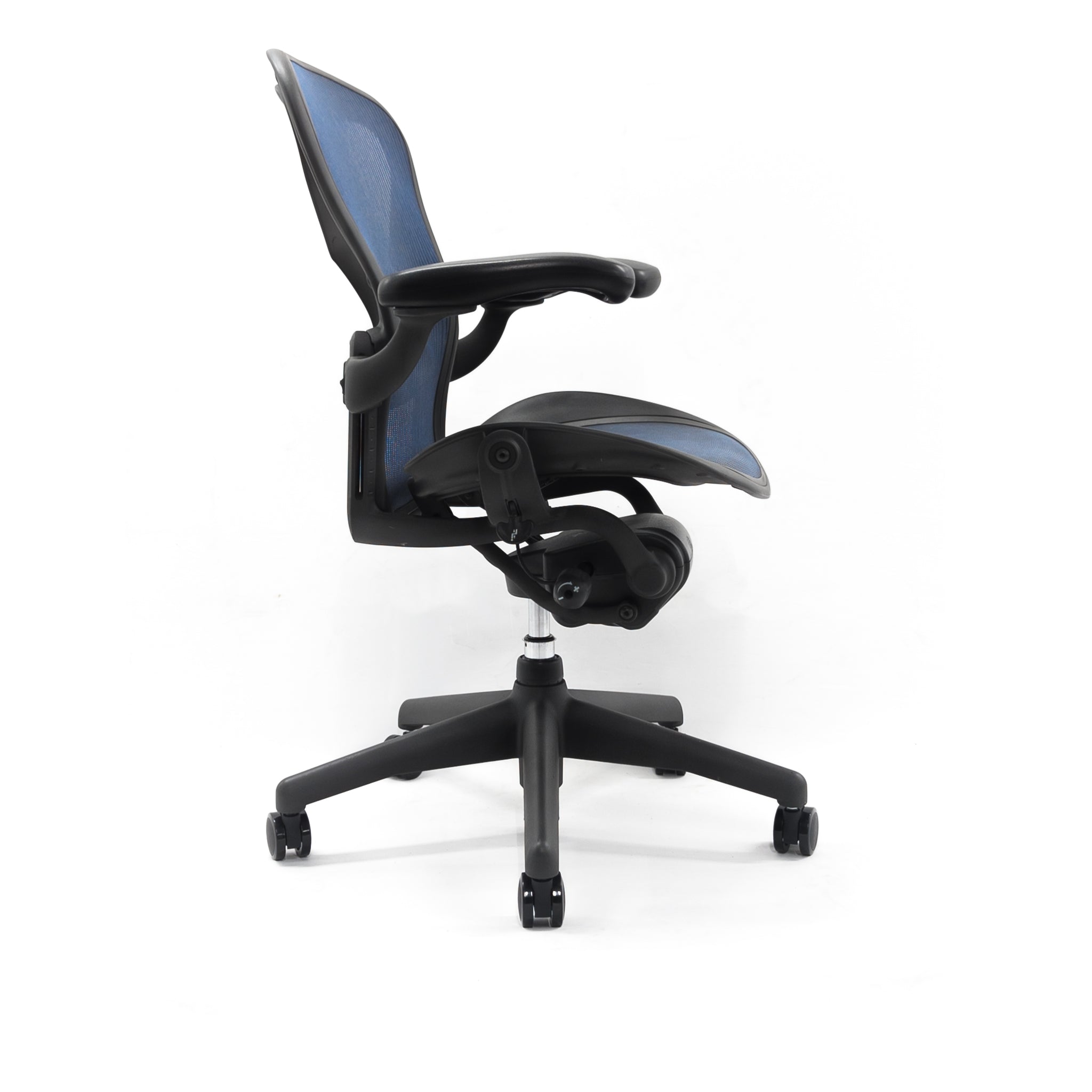 Refurne Herman Miller Aeron Chair Size B – Fully Loaded with Posturefit Support features a black frame, blue mesh backrest, adjustable armrests, and five-wheel black base, shown in profile against a plain white background.