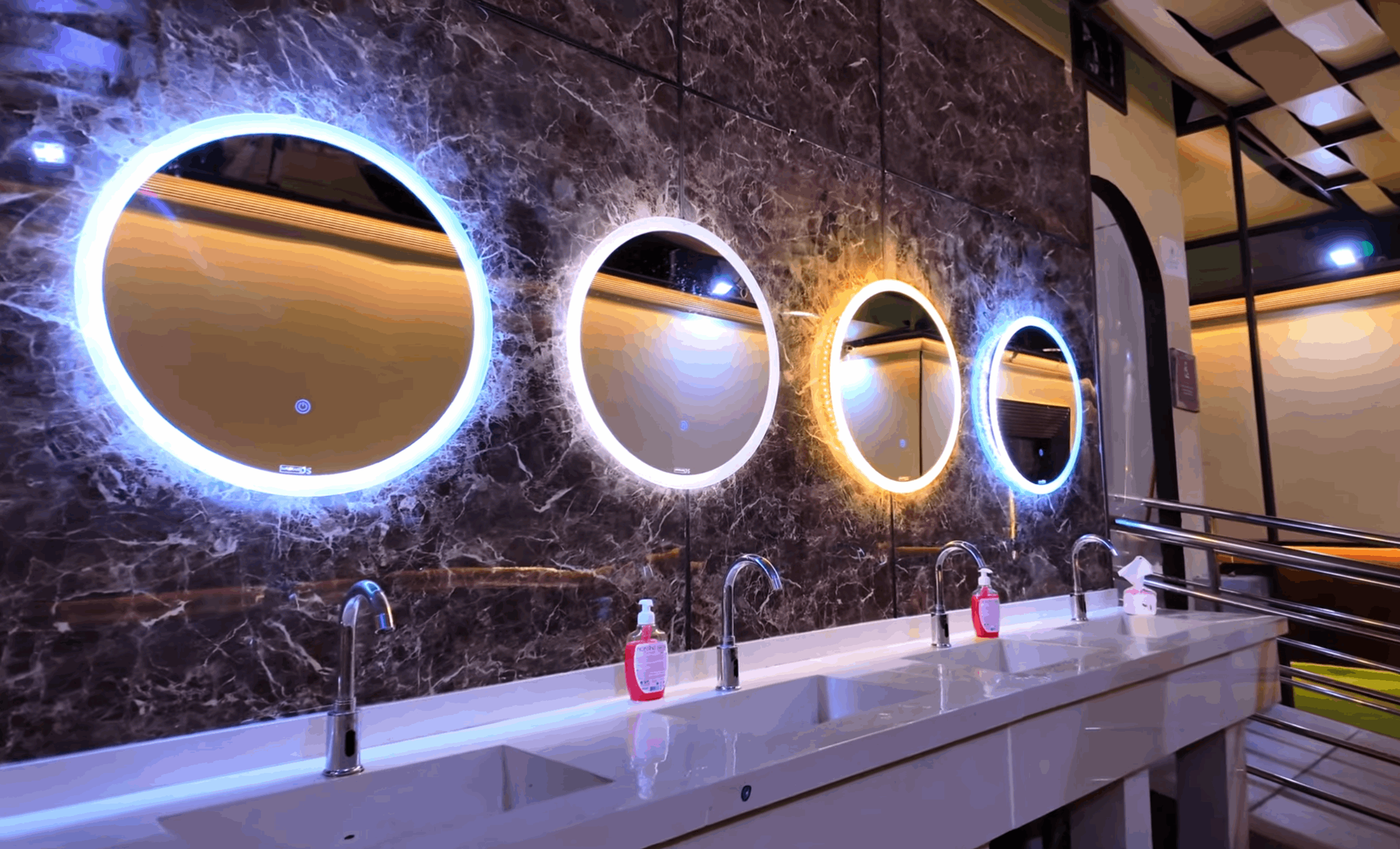 Smart LED Bathroom Mirror – Round | Defogging | Adjustable Lighting | Frameless